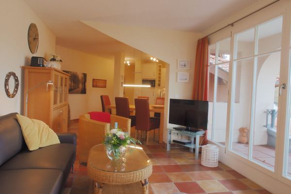 Wohnbereich mit Zugang zum Balkno