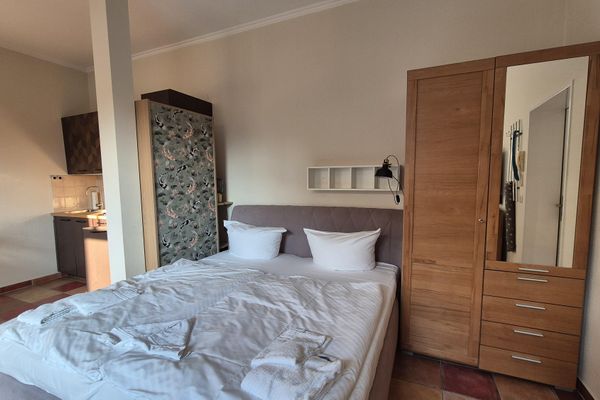 Doppelbett mit Kleiderschrank