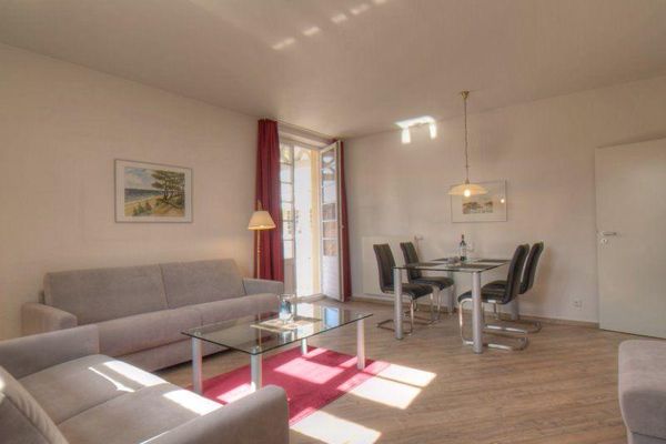 Wohn-, Essbereich mit Zugang zum Balkon