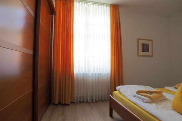 Schlafzimmer mit Kleiderschrank