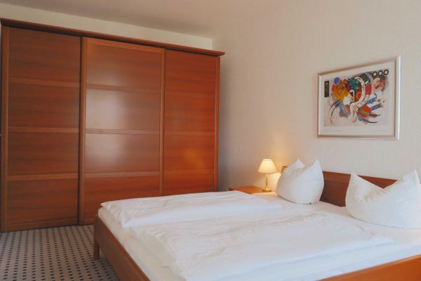 Schlafzimmer mit Zugang zum Balkon