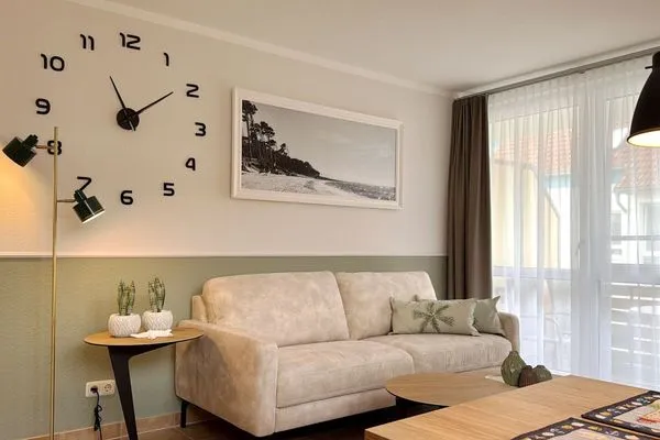 Wohnbereich mit Sofa Residenz am Strand Wohnung 4-61