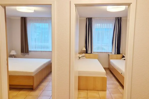 Blick in die beiden Schlafzimmer Residenz am Strand Wohnung 4-61