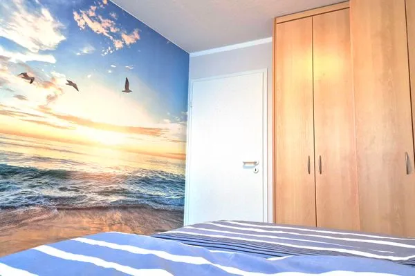 Schlafzimmer mit Doppelbett und Kleiderschrank Residenz am Strand Wohnung 4-61