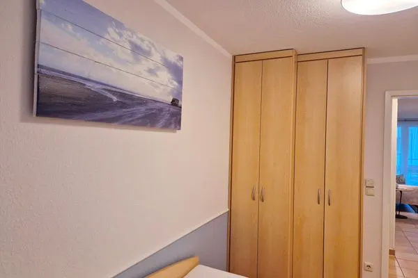 Schlafzimmer mit Einzelbetten und Kleiderschrank Residenz am Strand Wohnung 4-61