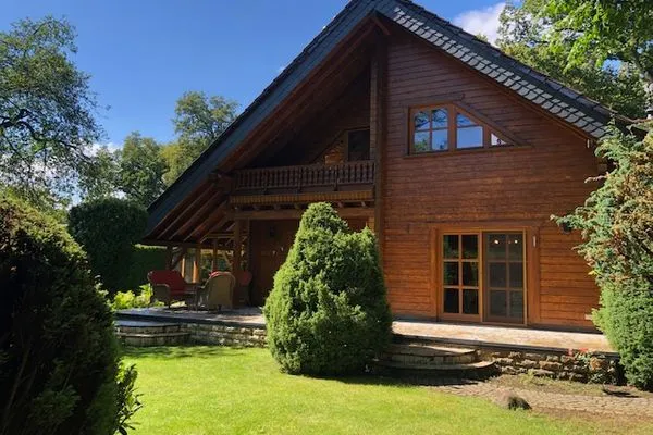   Blockhaus am Waldrand