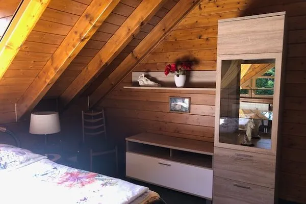   Blockhaus am Waldrand