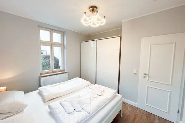 Erleben Sie entspannte Nächte in diesem stilvollen Schlafzimmer.  Villa Bismarck Nr. 2