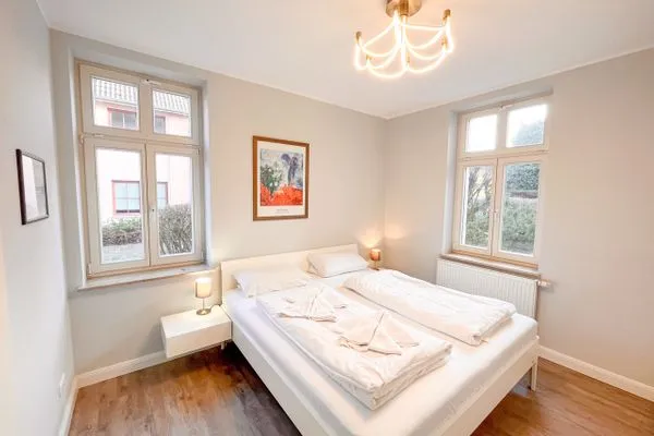 Gemütliches Schlafzimmer mit viel Tageslicht und modernem Design.  Villa Bismarck Nr. 2