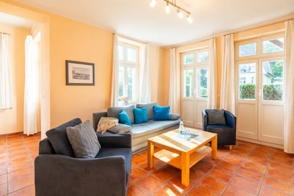 Entspannen Sie in diesem einladenden Wohnzimmer mit Stil.  Villa Bismarck Nr. 2