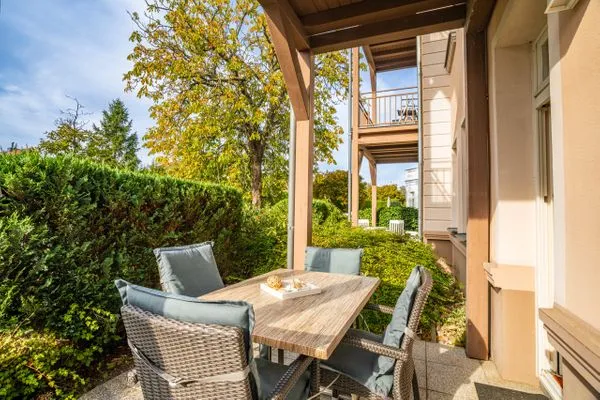 Genießen Sie entspannte Stunden auf der sonnigen Terrasse mit Gartenaussicht.  Villa Bismarck Nr. 2