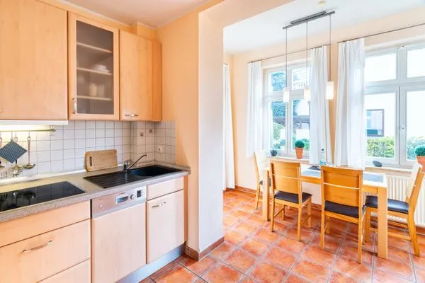 Genießen Sie das Kochen in dieser hellen, einladenden Küche mit Essbereich.  Villa Bismarck Nr. 2