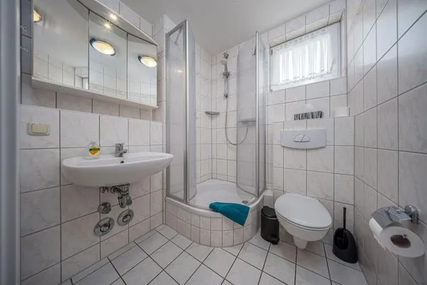 Bad mit Dusche und WC Residenz am Strand Wohnung 4-61