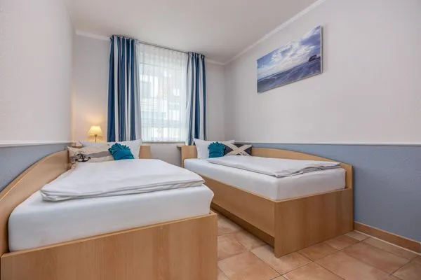 Schlafzimmer mit zwei Einzelbetten Residenz am Strand Wohnung 4-61