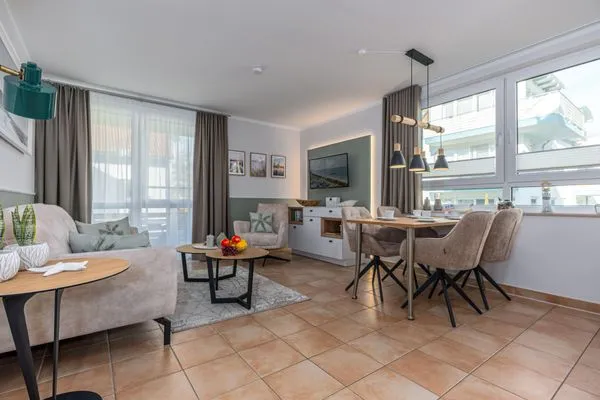 Wohnbereich mit Sofa und Essbereich Residenz am Strand Wohnung 4-61