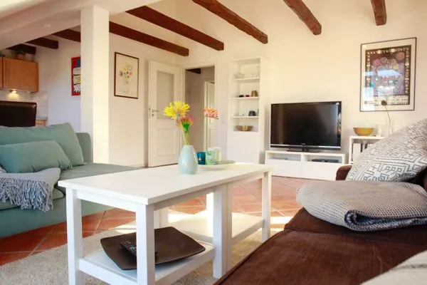 Genießen Sie entspannte Stunden in diesem stilvollen Wohnzimmer mit moderner Einrichtung.  Villa Bismarck Nr. 5