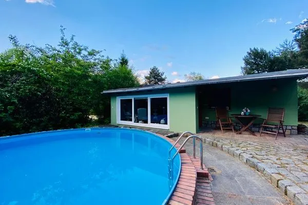   Ferienhaus mit Pool am See