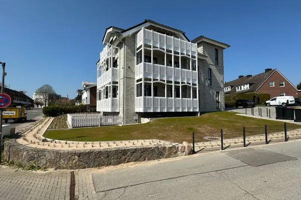 Entdecken Sie dieses moderne Gebäude mit stilvollen Balkonen für unvergessliche Momente. Salt & Sand Haffkrug Salt & Sand Wohnung Sea