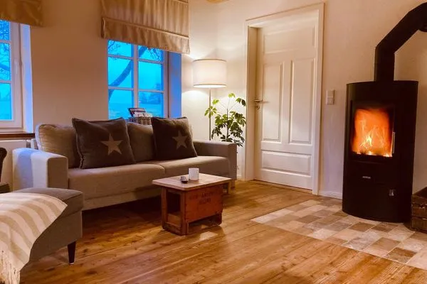 Gemütlichkeit am Kaminofen  Ferienwohnung Teve im Reethus Mühlenlund