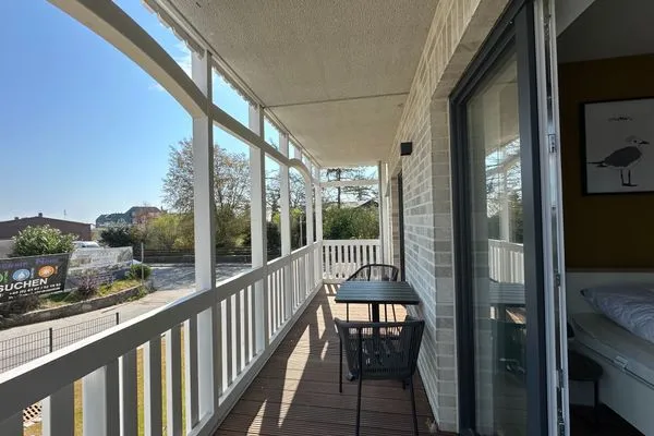 Genießen Sie entspannte Stunden auf diesem einladenden Balkon. Salt & Sand Haffkrug Salt & Sand Wohnung Sea