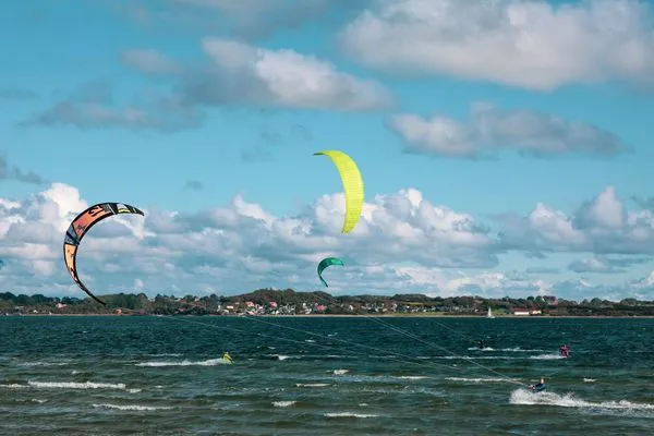 Kitesurfer am Strand Holnis  Ferienhaus Reethus Koppelkiek