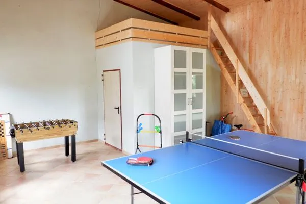 Outdoor Spielhaus mit Tischtennisplatte und Kicker  Ferienhaus Reethus Koppelkiek