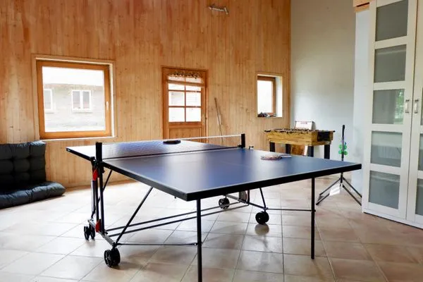 Outdoor Spielhaus mit Tischtennisplatte und Dartscheibe  Ferienhaus Reethus Koppelkiek