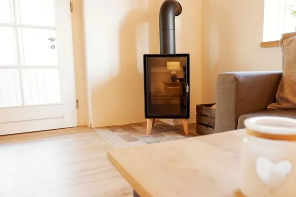 Wohnbereich mit Kaminofen (Starter-Korb Holz inkl.)  Ferienwohnung Hanna im Reethus Mühlenlund