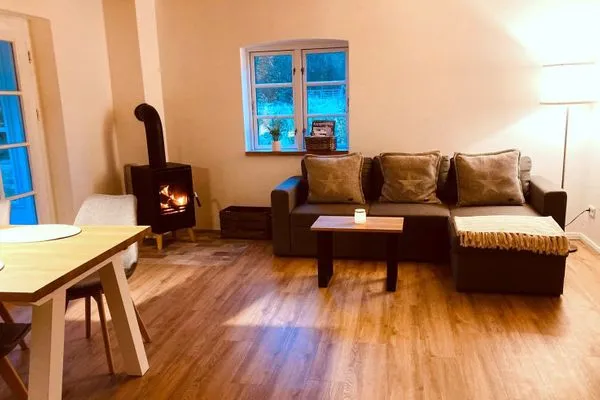 Gemütliches Wohnzimmer mit Kaminofen  Ferienwohnung Hanna im Reethus Mühlenlund