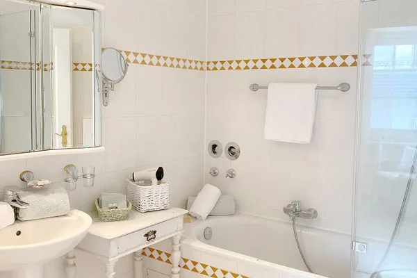 Badezimmer  Haus Anholt App. 38 - charmante kleine Suite mit Balkon & Teilmeerblick