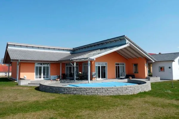   Ferienhaus mit Pool am See