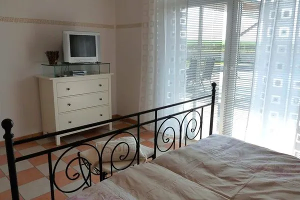   Ferienhaus mit Pool am See