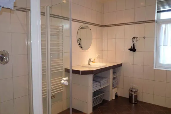   Ferienhaus mit Pool am See