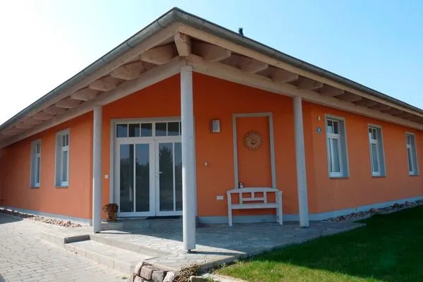   Ferienhaus mit Pool am See