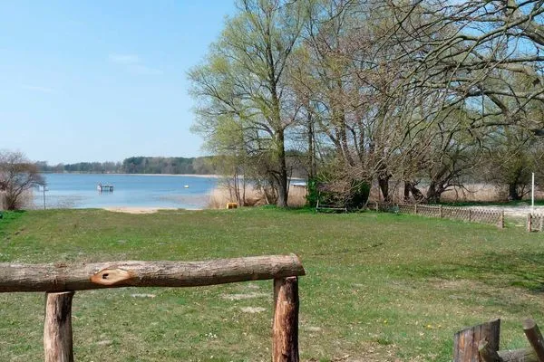   Ferienhaus mit Pool am See