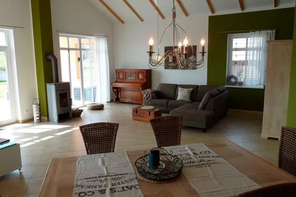   Ferienhaus mit Pool am See 616-01