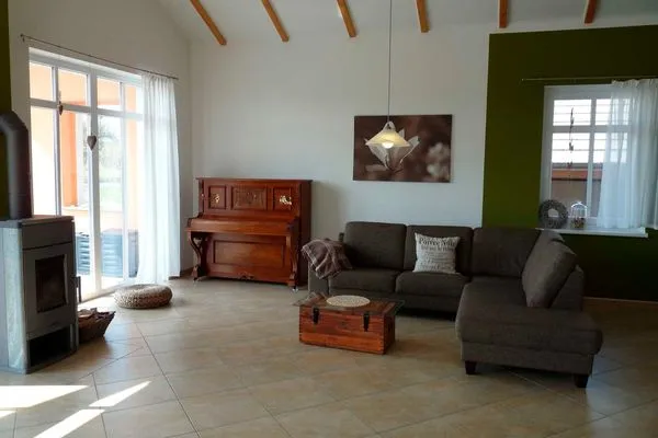   Ferienhaus mit Pool am See 616-01