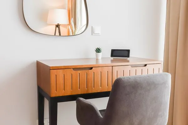 Schminktisch mit Spiegel  Hochwertige Ferienwohnung in ruhiger Lage mit eigener Terrasse, nur 7 Gehminuten zum Strand entfernt