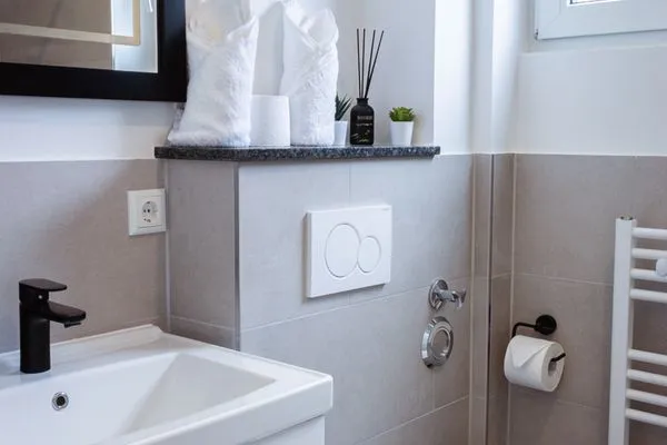 Sauberes und modernes Badezimmer mit Dusche  Hochwertige Ferienwohnung in ruhiger Lage mit eigener Terrasse, nur 7 Gehminuten zum Strand entfernt