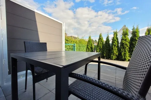 Eigene Terrasse mit Gartenmöbeln  Hochwertige Ferienwohnung in ruhiger Lage mit eigener Terrasse, nur 7 Gehminuten zum Strand entfernt