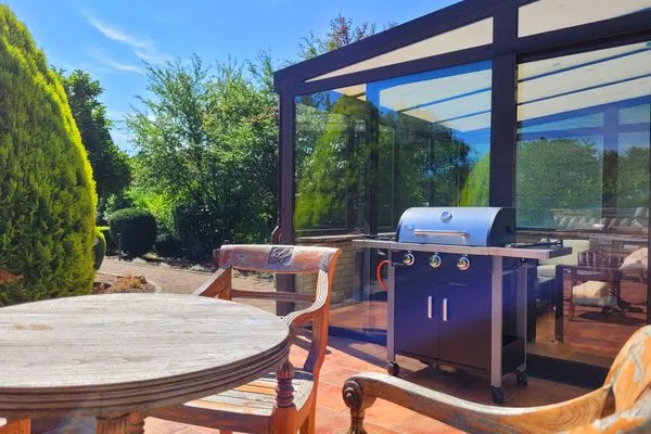 Gas-Grill im Gemeinschaftsgarten  Hochwertige Ferienwohnung in ruhiger Lage mit eigener Terrasse, nur 7 Gehminuten zum Strand entfernt
