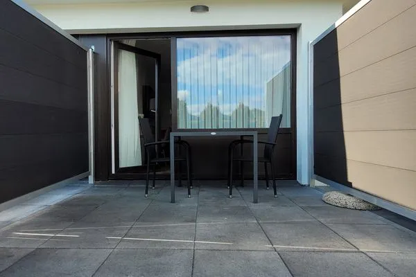 Privater Terrassenbereich mit Sichtschutz  Hochwertige Ferienwohnung in ruhiger Lage mit eigener Terrasse, nur 7 Gehminuten zum Strand entfernt