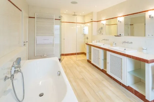 Badezimmer  Villa am Kreidebruch, FeWo OstseeWeitblick - Panoramablick auf die Ostsee