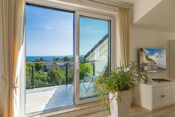 Wohnzimmer  Villa am Kreidebruch, FeWo OstseeWeitblick - Panoramablick auf die Ostsee