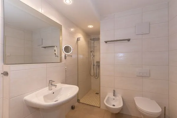 Badezimmer  Villa Friede-Marie, App. Svea mit Hafen-Ostsee-Blick