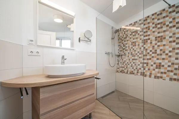 Ferienhaus Nordkugel – Kugelhaus am Tollensesee – modernes Bad mit bodengleicher Dusche & Waschtisch aus Holz  Nordkugel