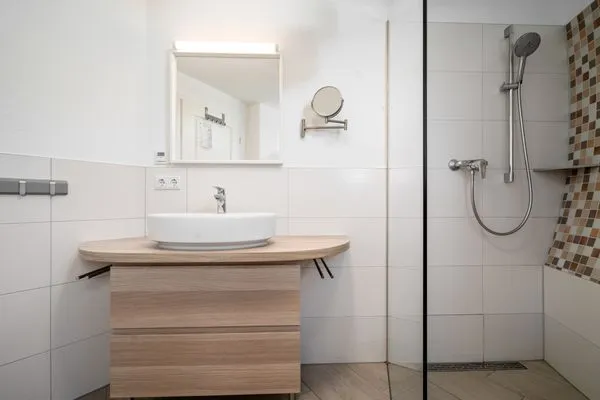 ChatGPT:Ferienhaus Nordkugel – Kugelhaus am Tollensesee – modernes Badezimmer mit bodengleicher Dusche  Nordkugel