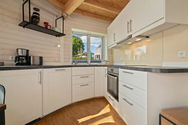 Ferienhaus Nordkugel – Kugelhaus am Tollensesee – moderne vollausgestattete Einbauküche mit Fenster ins Grüne  Nordkugel