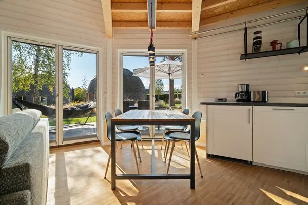 Ferienhaus Nordkugel – Kugelhaus am Tollensesee – moderner Essbereich mit Gartenblick und Zugang zur Terrasse  Nordkugel