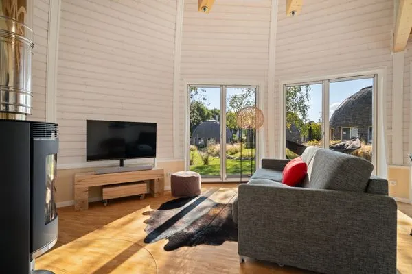 Ferienhaus Nordkugel – Kugelhaus am Tollensesee – lichtdurchfluteter Wohnraum mit Ausblick und moderner Ausstattung  Nordkugel